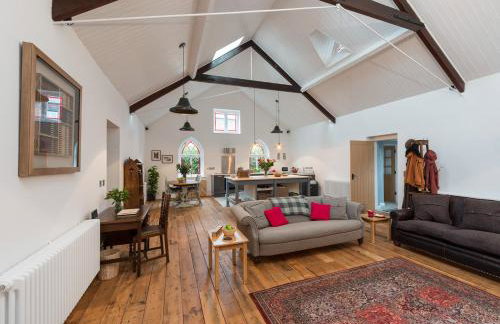 CHESTER'S ONLY TIN CHAPEL - UNIQUE, SPACIOUS 2 BEDROOMS, GARDEN AND FREE PARKING - Foto 1