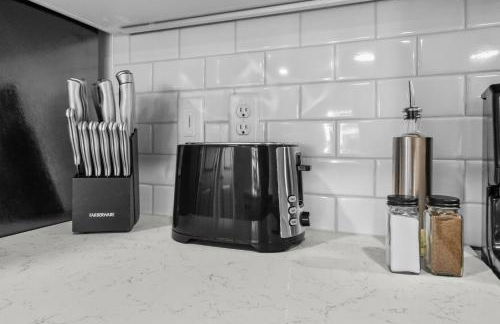 Luxe King Suite, Cozy Sectional, Gym, Pool, U of A - Photo 42