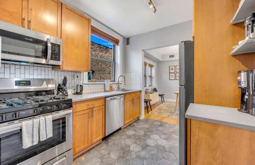 Steps to the Lakefront! This Uptown Beauty is Everything You Need for a Perfect Chicago Getaway condo - Photo 4