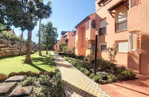 CASARES appart 2 ch dans parc tropical avec vue sur mer, montagne et piscine - Photo 21