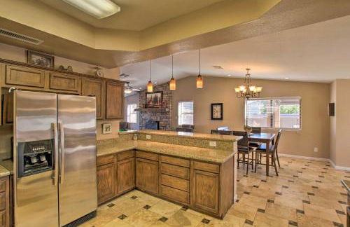 Group Getaway with Pool and Putting Green in Glendale - Foto 13