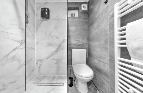 AC & Private Drive Stylish 4BR 5 Beds 8 Guests Wifi And Parking - Photo 52