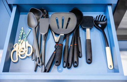 Luxurious 2 bedroom flat with parking and garden, 5 mins walk to train station and bus stop opposite property - Foto 36