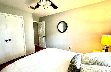 Stylish 4BR Retreat in Cypress - King Bed -Fireplace -Outdoor Patio - TVs in 4 Rooms - Foto 34