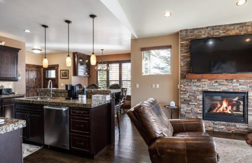 Private Hot Tub, Minutes to Ski, Cozy Getaway, Beautiful Condo- Large 3BR, Private Garage! - Photo 8