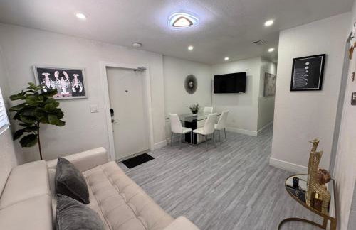 Stylish 2 Bedrooms Apartment by Miami Airport - Photo 5