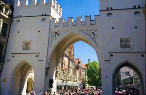 Bright by Trade Fair ICM 15 min direct to City Center 2-BedRoom full 2-BathRoom, free Parking, Balcony, Family and Business friendly - Foto 45