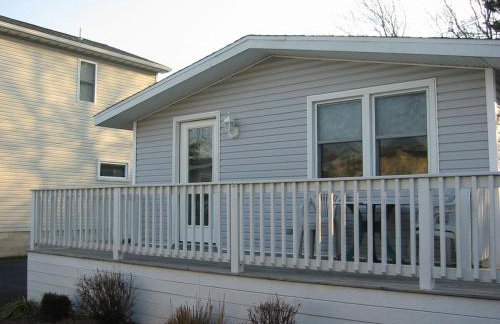 Pet Friendly Cottage walk to beach! - Foto 1