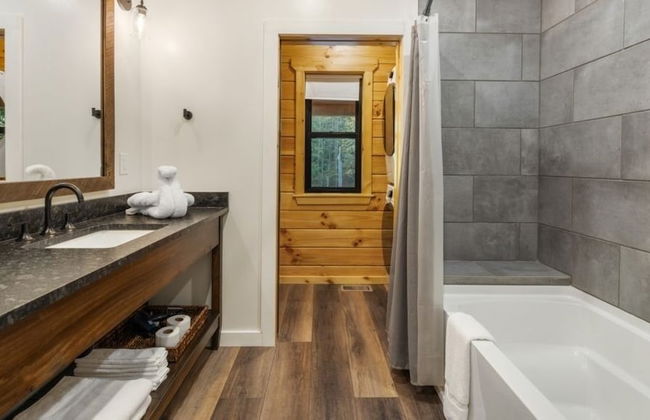 Ruby's Retreat - 2 Bedrooms, 1.5 Baths, Sleeps 8 by RedAwning - Foto 10