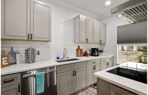 Experience Serenity in a 4BR3BA Downtown Home - Foto 8