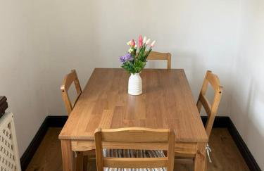 Entire 2 Bed House in London Area - Parking - Sleeps 5 - Foto 10