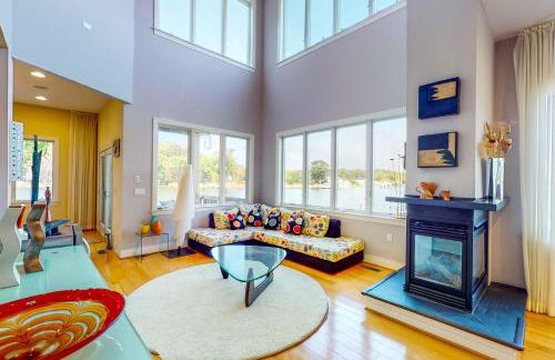 Deck and Private Dock! Winchester Creek Estate - Foto 1