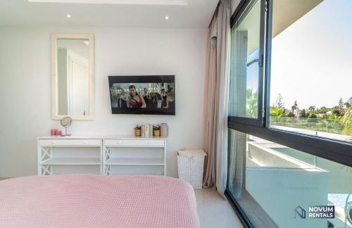 Remarkable 5-BDRM Villa - Heated POOL & GYM - Photo 32