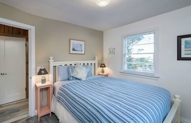 Beach Pines Bungalow by Avantstay Classic Cottage Steps to the Beach w/ Private Yard - Foto 19