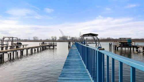 Lakeside Bliss 2BR, 1BA with All Modern Comforts - Foto 2