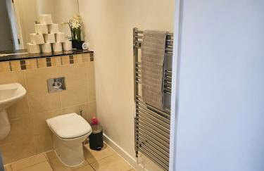 Executive E15 Apartment - Skyline Terrace & Free Private Parking - 5-min Walk to Abba Arena - Foto 16
