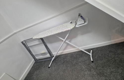 Modern 3 Bed Home Central Location free WiFi Netflix and street parking - Foto 20