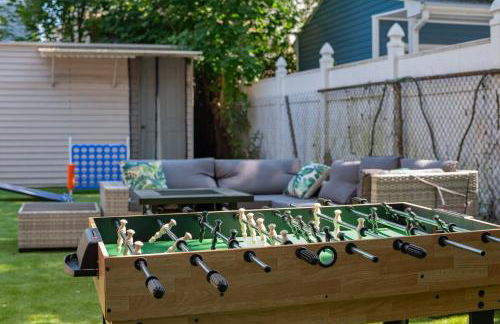 Cozy Stay with Games, 15 min to NYC, Private Backyard - Sleeps 6 - NEAR METLIFE STADIUM - Foto 3