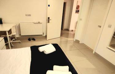 Luxurious 3 bed Ensuites & kitchenettes Nr LGI Hospital & Uni - Free 5G WIFI & Netflix Short Stays - Contractors Free Parking - Foto 17