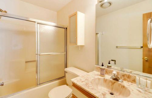 Woodsy Big Bass Lake Hideaway with Fire Pit and Deck! - Foto 12