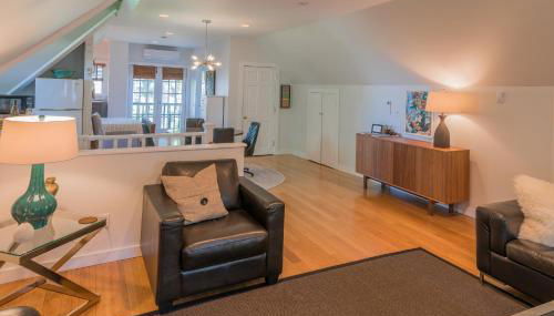 The Carriage House Loft - Photo 4