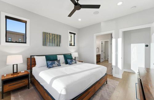 Luxury Hideout w Hot Tub Steam Shower - Photo 15