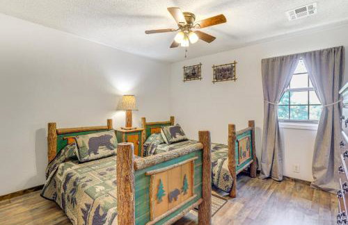 9 Mi to Grove: Home w/ Fire Pit in Southwest City - Foto 23