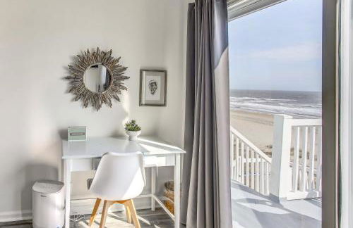 Salt and Light Oceanfront Condo with Pool and Elevator - Foto 13