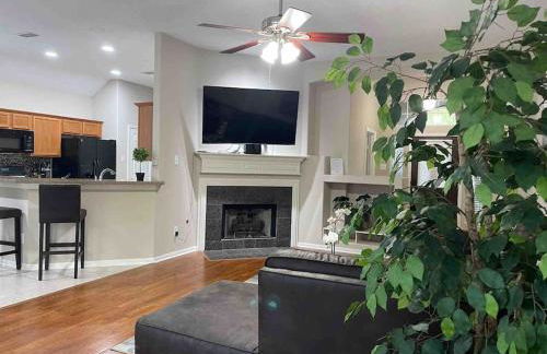 Lovely Woodlands home w/heated pool and spa! - Foto 16