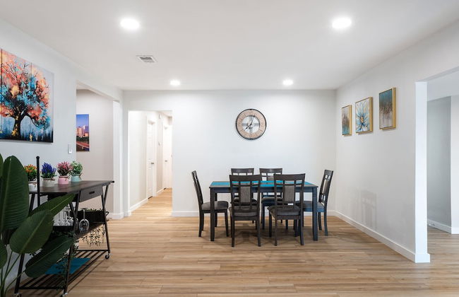 Upstay - Bungalow w Games Golf Fire and Patio - Photo 12