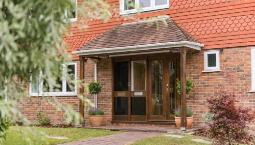 Luxury 5-Bed Country House with Hot Tub, Views & Games Room, Sleeps 12 - Kent Downs - Foto 3, Garden, Garden view