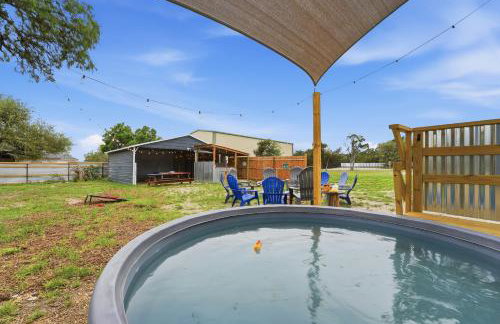 Game Barn, Cowboy Pool, 17ft Movie Screen - sleeps 10 - Photo 1