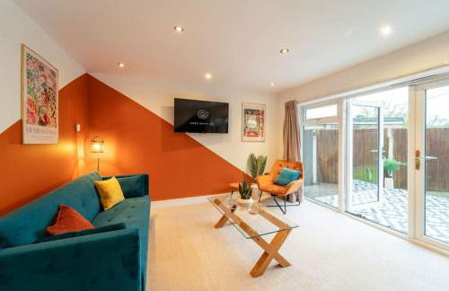 Perfect Getaway 3 Bedroom Home with Fast WiFi & Parking - Photo 26