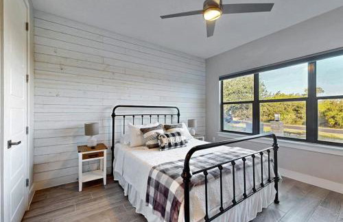 Stunning Lake House with Spacious Bedrooms - Minutes to Local Attractions - Photo 12