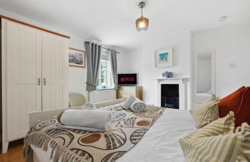 2-Bedroom Stylish & Gorgeous, Cosy Westgate Cottage Retreat, Central Winchester, Free On-Street Parking Permit, with Garden, Close to Cathedral - Sleeps 6, Pets are Welcome - by Blue Puffin Stays - Foto 33