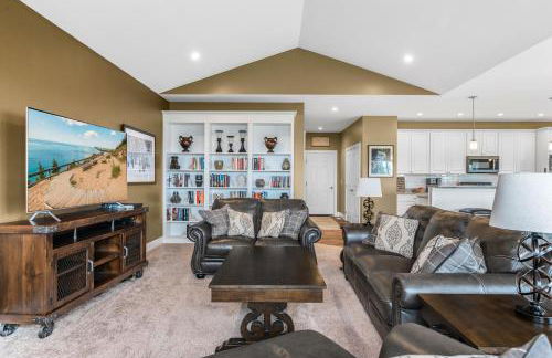 Golf in Luxury - 4BDR Home on Agaming Golf Course - by Torch Lake - Foto 10