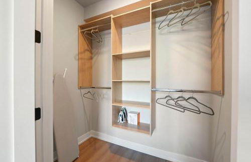 Modern Condo by Med District with Parking & Laundry - Foto 26