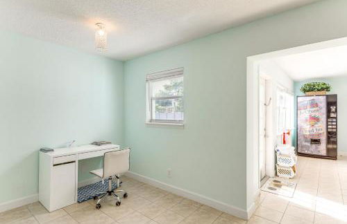 3 Mi to Riviera Beach! Group-Friendly Home with Yard - Foto 7