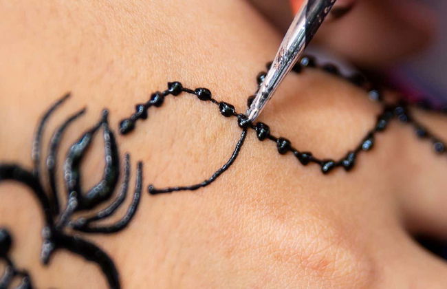 Henna Experience in Khasab - Photo 5