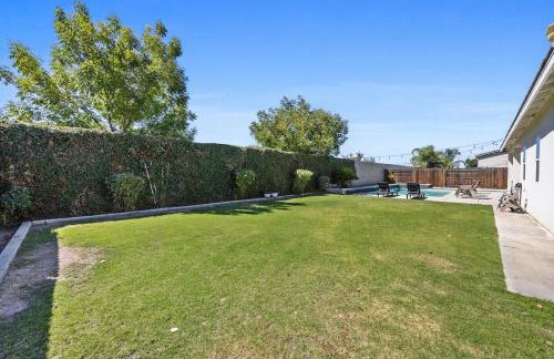 Spacious Home with Private Pool - Photo 15