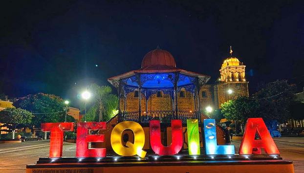 Vista noturna do centro de Tequila