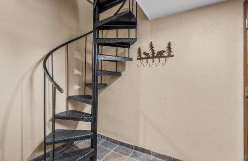 Charming Country Club Condo with Loft & Fireplace - Foto 16