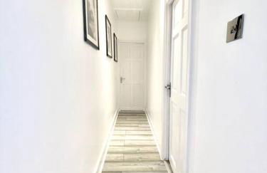 Spacious Modern Victorian House in Rochester - Photo 8