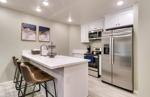 Fast WiFi and Free Parking Cozy Fontana Apartment - Photo 3