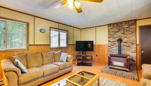 2 Blocks to Boat Ramp Higgins Lake House with Grill - Foto 3