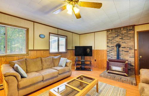 2 Blocks to Boat Ramp Higgins Lake House with Grill - Foto 3