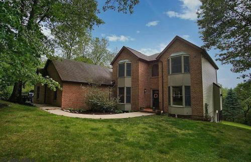 Secluded 4 bedroom with hot tub minutes from campus - Foto 1