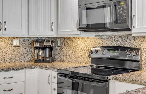 New Listing! Dog-friendly direct oceanfront with private balcony and heated rooftop pool - Foto 44