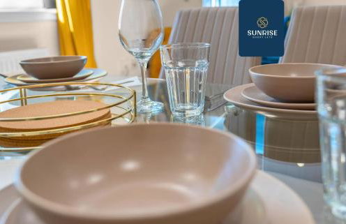 MUIRTON HOUSE - INVOICE and REDUCED PRICE only via SUNRISE SHORT LETS DUNDEE, 4 Bed House, 4 Car Parking, 2 Baths, 5 Smart TVs, Fully Equipped Kitchen, Large Dining and Living Space, Rear Garden, Free WiFi, and ONLY 9 Mins to STANNERGATE Ports - Foto 37