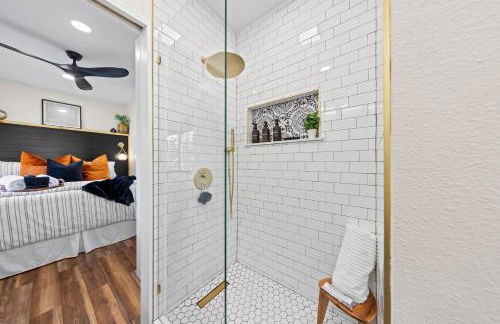 "Glamtainer" One of a kind Romantic Luxe Retreat, 8 Minutes to Emerald Beach, Outdoor Haven - Foto 17